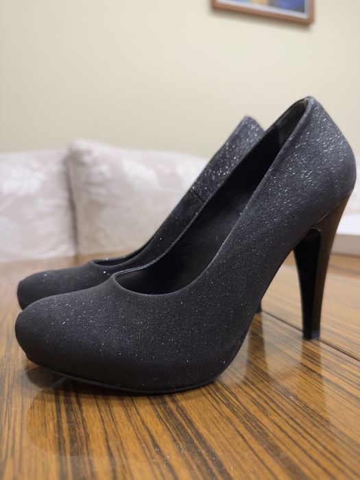 Черни бляскави токчета