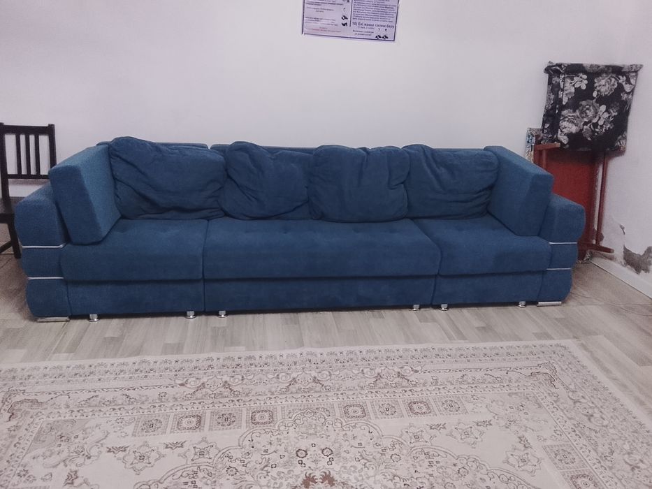 Диван , мебель .