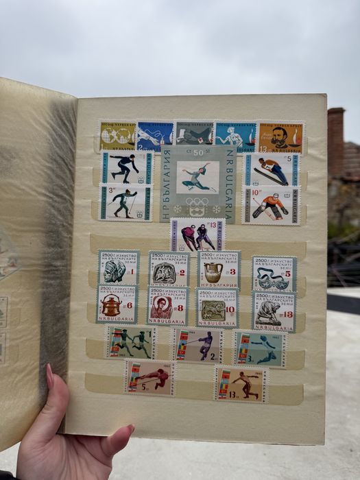 Голям класьор с различни пощенски марки