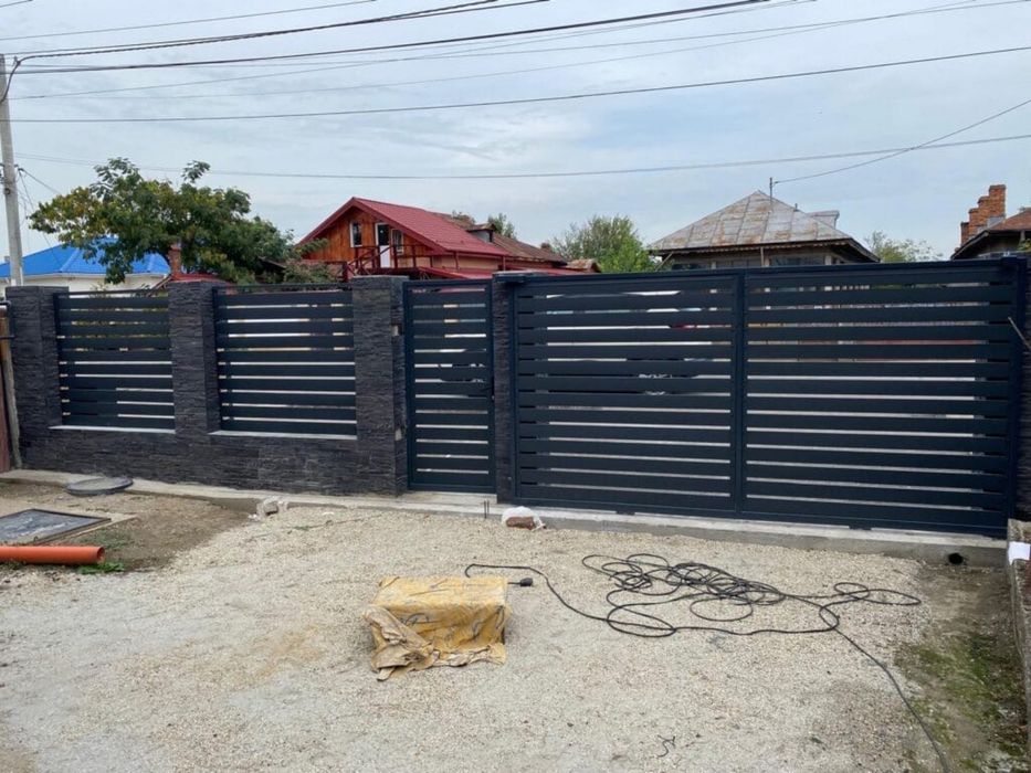 Garduri si porti din sipca metalica, panouri stil jaluzele, tabla cutata, plasa bordurata, fier forjat, BCA si beton si alte modele disponibile