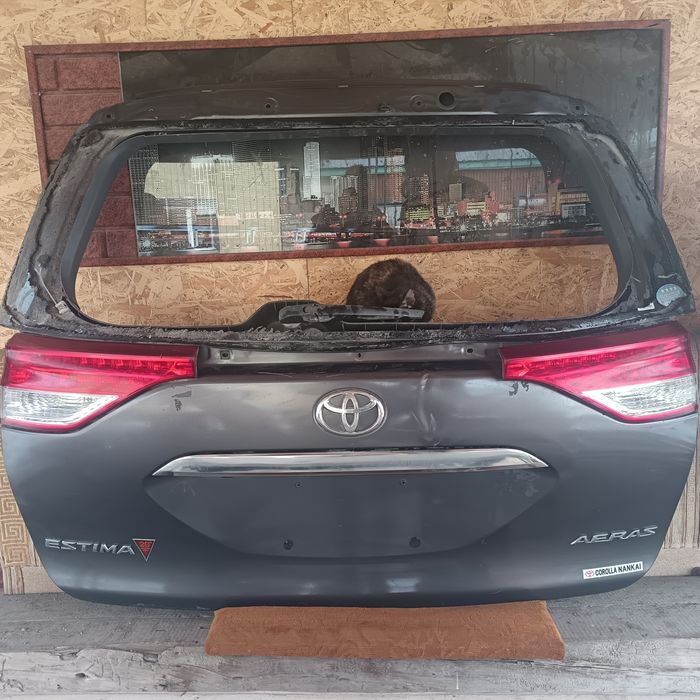 Продам дверь богажника Toyota
