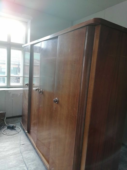 Масивен гардероб от дърво.