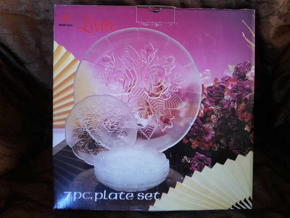 Два  комплекта от финно стъкло чинии за торта и два ордьовъра