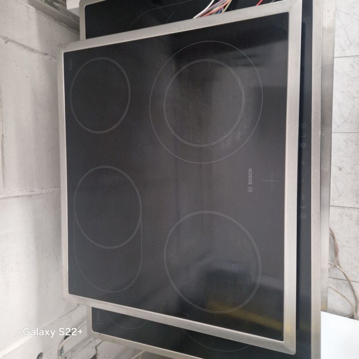 Компактна фурна и плот за вграждане BOSCH Pyrolyse