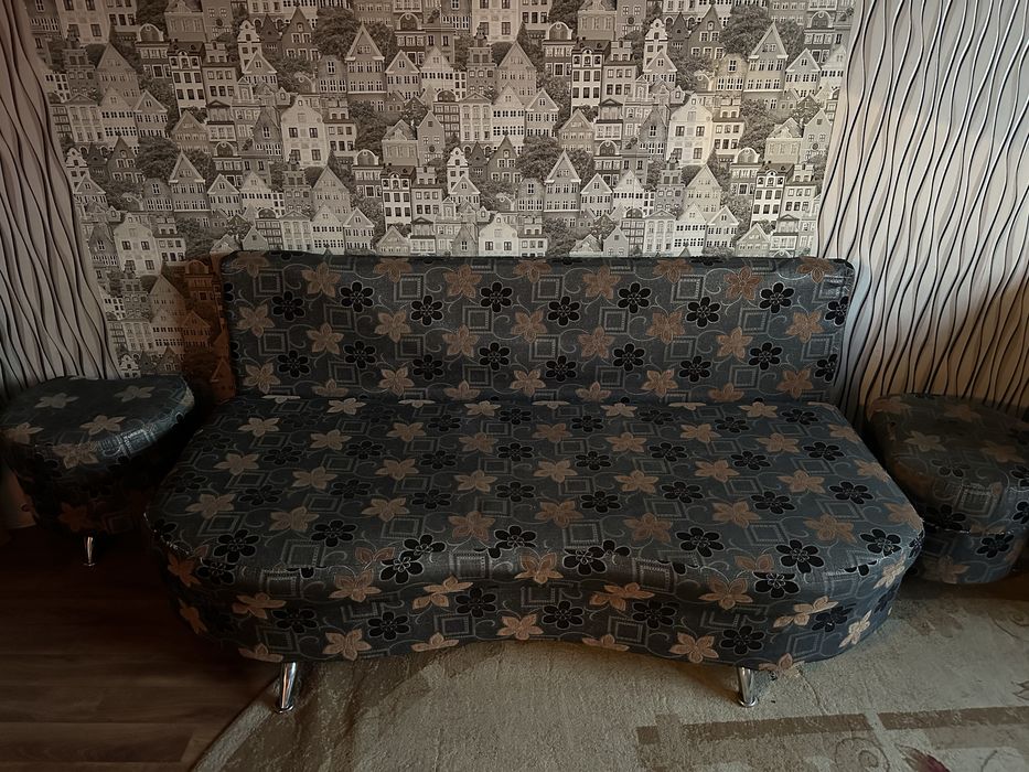 Продам диван и пуфики