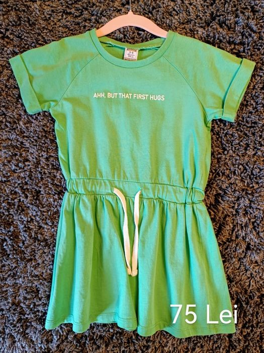 Rochiță de vară comodă și confortabilă pentru fetițe de culoare verde.