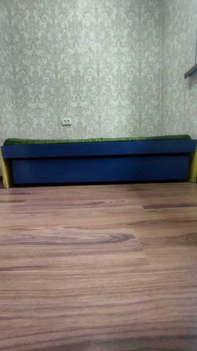 Детская кроватка с матрасом и тумбочкой