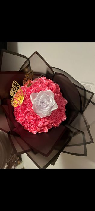 Vând  buchete de trandafiri din satin și săpun