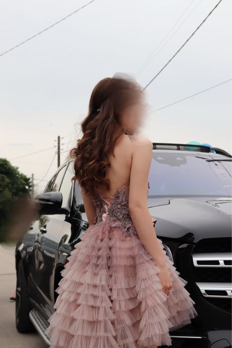 Бутикова бална рокля с ефектна пола