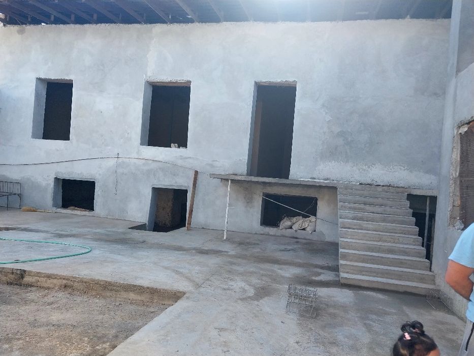 Hovli sotiladi   Motrid