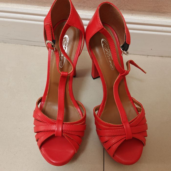 Reducere! Sandale splendide, elegante, noi, 38