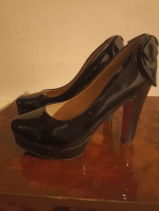 Qora rangli lakirovniy  tufli, orqasida bantigi bor