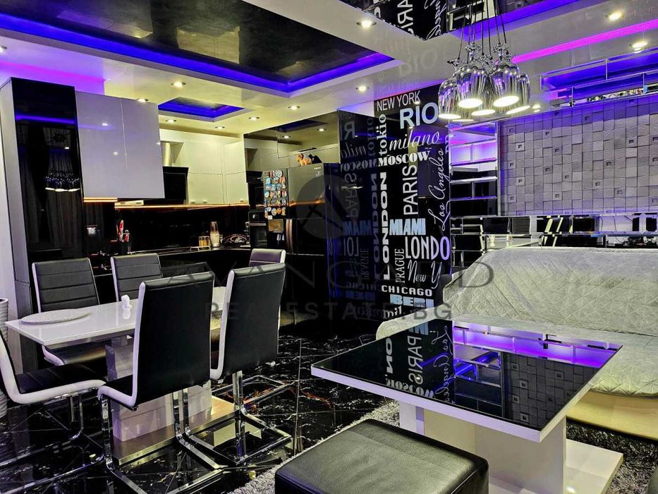 Продава се Тристаен апартамент в Пловдив, Кючук Париж - 100 кв.м за 2100 €/кв.м - Снимка #1