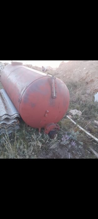 Продам 4куба водовозная, ассенизаторская чистая бочка с крышкой ,