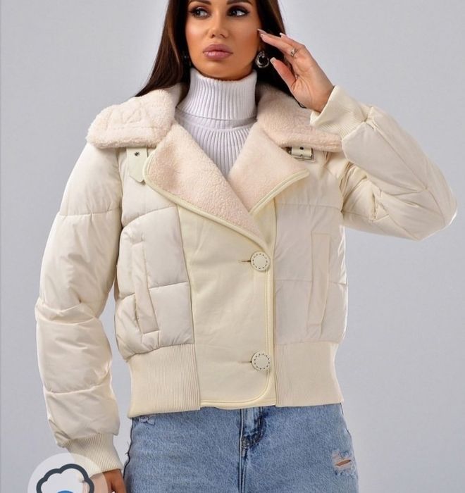 Женская куртка-бомбер с меховым воротником