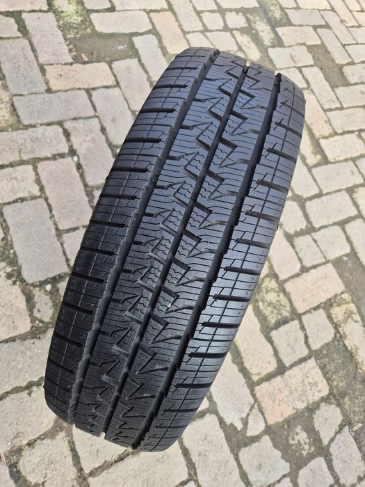 O bucată 225/75 R16C M+S iarnă - una Michelin Continental