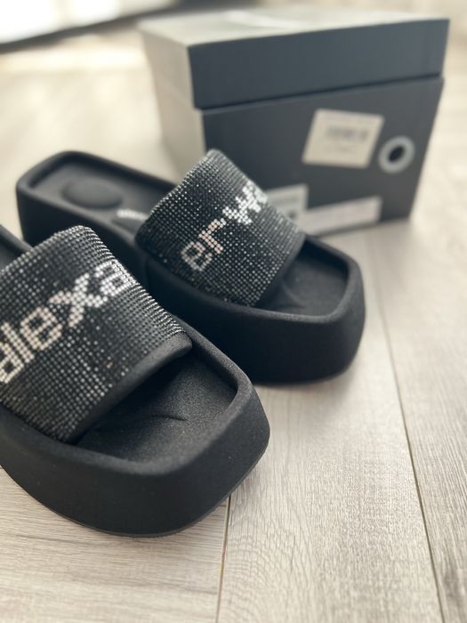 Шлепанцы на платформе