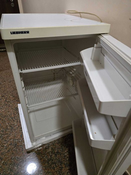 Продавам малък хладилник Liebherr