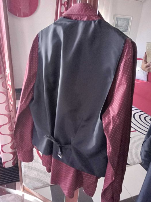 Costum barbatesc nou, gri in carouri, 2 veste: gri si bleumarin