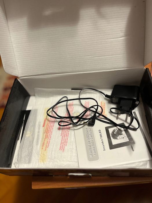 Vând Rama foto digitală Serioux SmartArt 700 LED Nouă