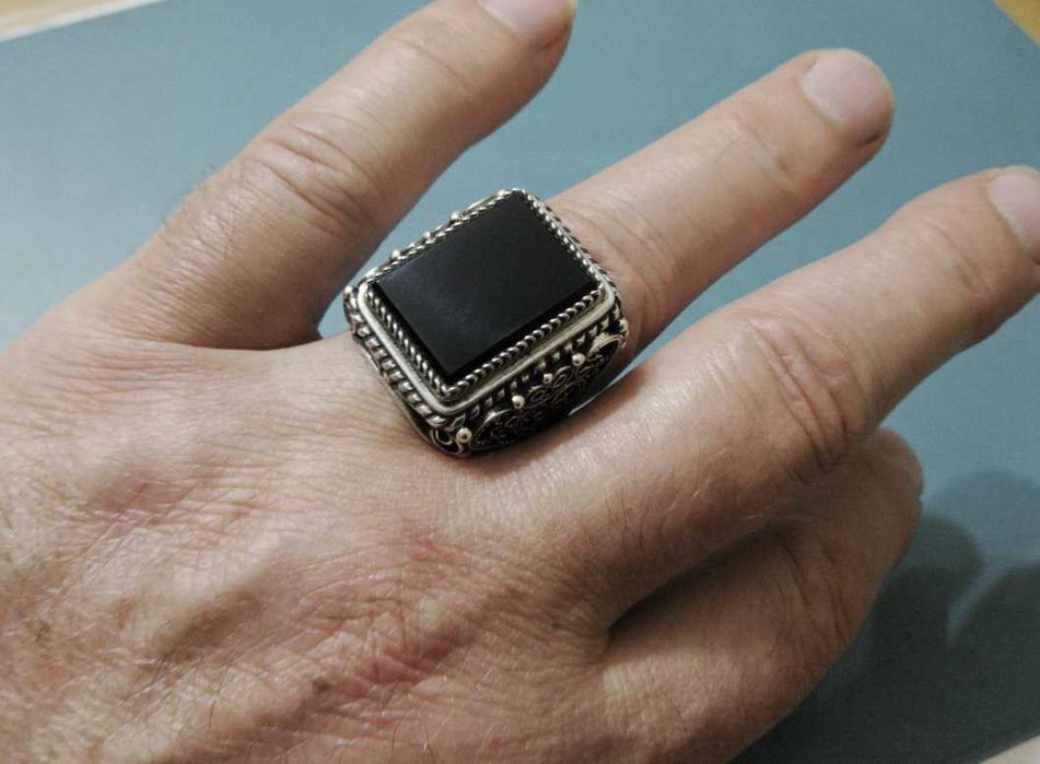 Перстень (филигрань, серебро) с черным камнем.