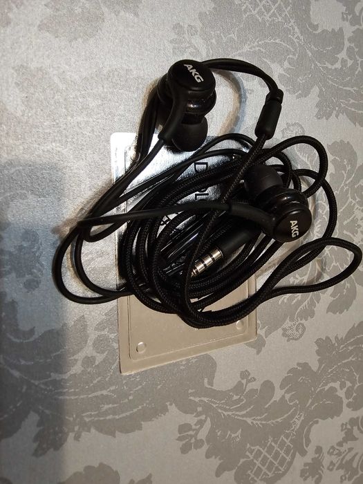 Casti Samsung, AKG, negre, cu mufa jack, pret 40 lei buc, din cutie.