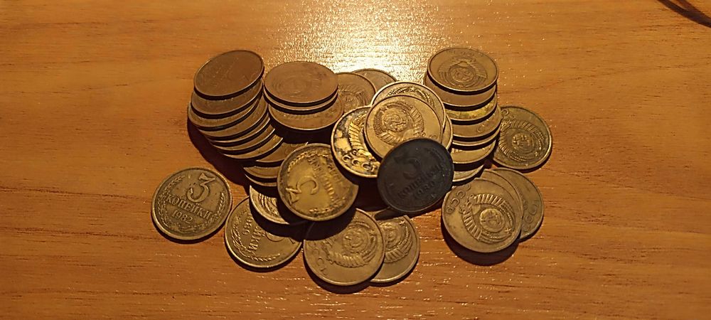 Монеты деньги жёлтые белые