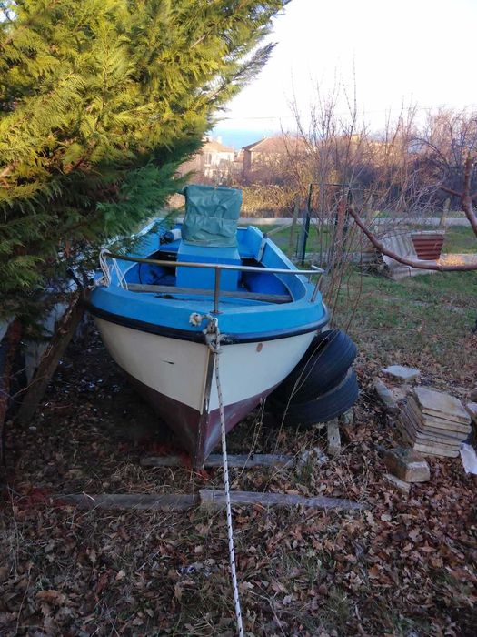 Лодка с двигател