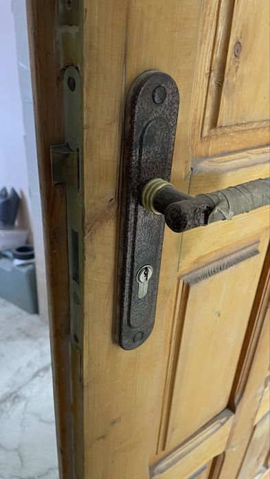 Продавам 2 врати с каси