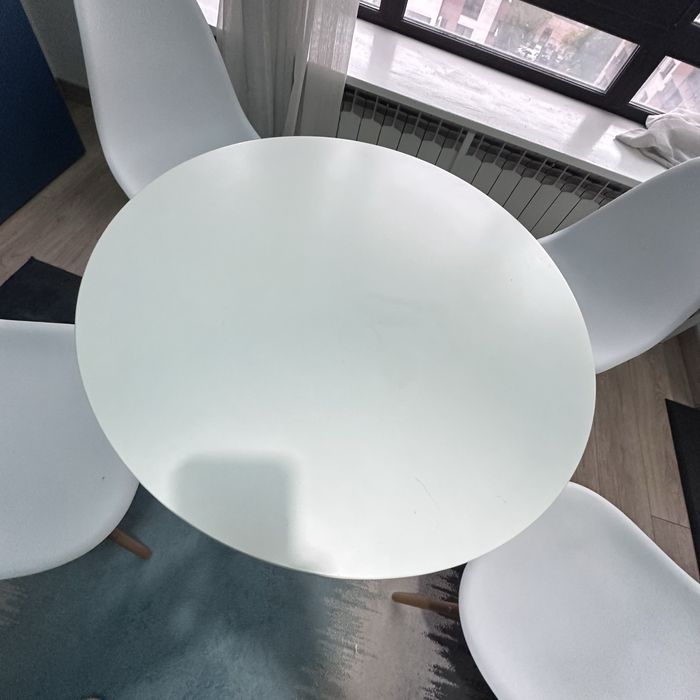 Masă rotundă albă Ø80 cm cu 4 scaune – stil scandinav