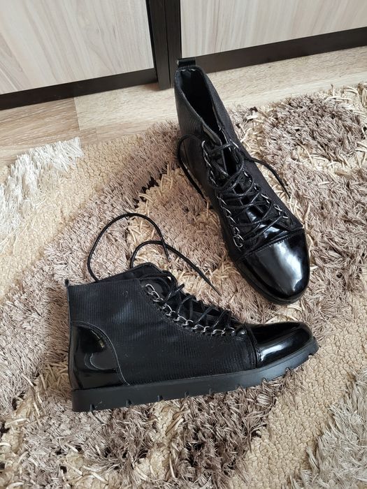 Дамски лачени боти