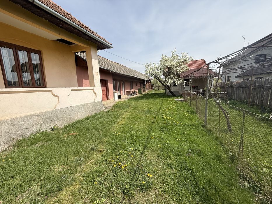 Casă de vânzare în Frâncești, județul Gorj – 3.409 mp teren