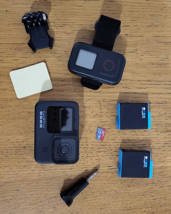 GoPro HERO 9 Black + accesorii complete (2 baterii + card 128GB + telecomandă)