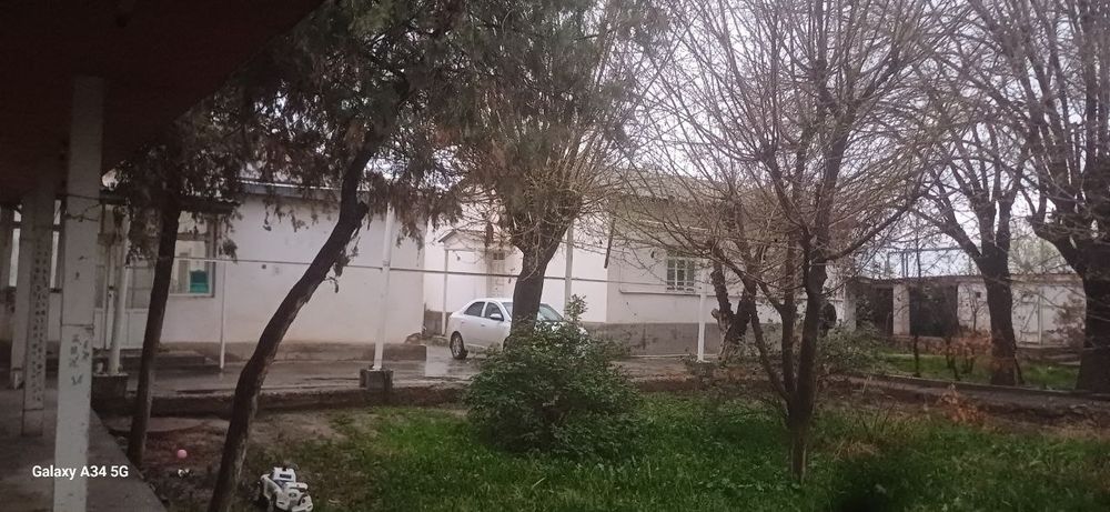 Sherobot tumanida 10sotixli hovli uy sotiladi.