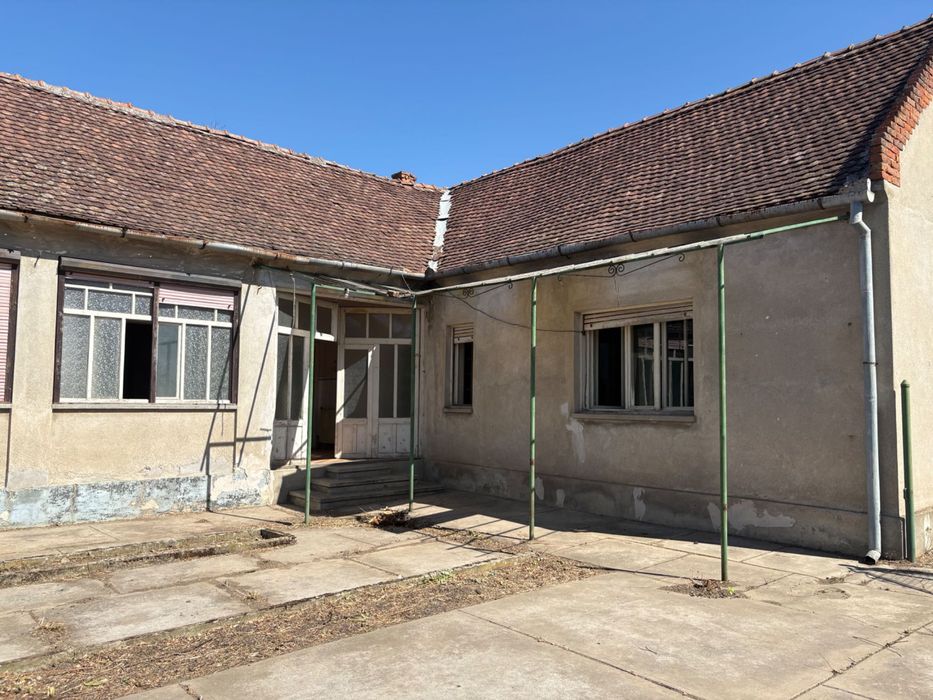 Casă spațioasă de vânzare – 6 camere, living și teren de 1.440 mp