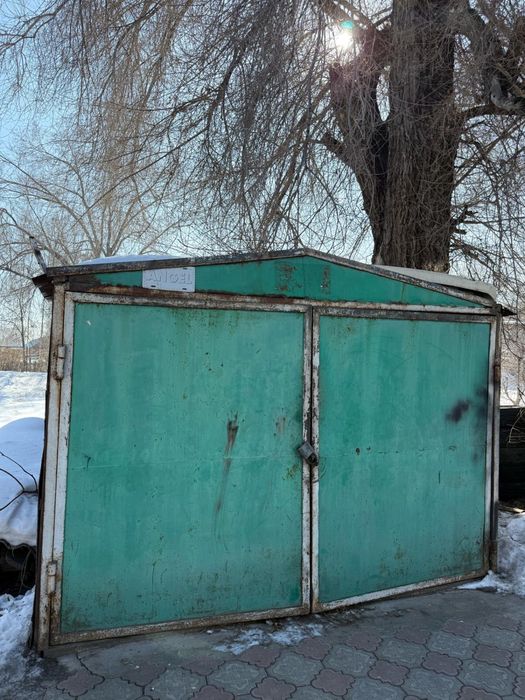 Советский гараж черный металл
