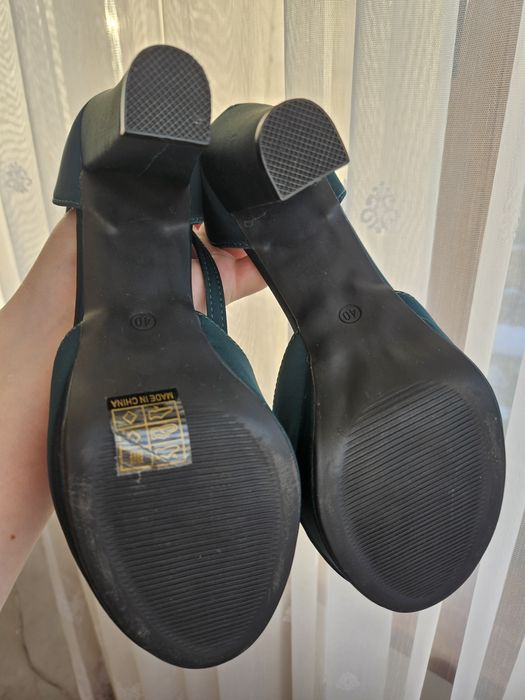 Pantofi cu toc înalt de satin