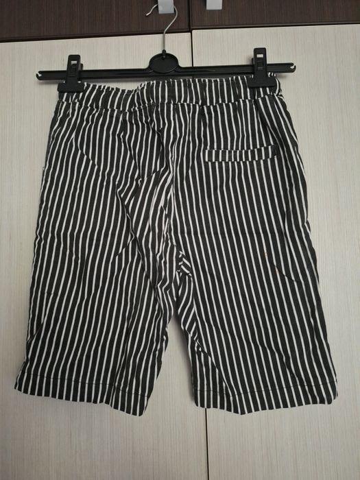 Pantaloni scurți în dungi