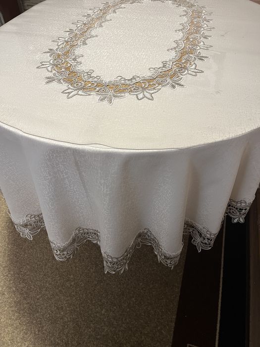 Продавам масивна трапезна маса