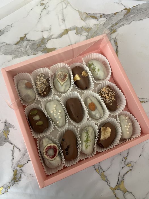 Клубника и финики в шоколаде