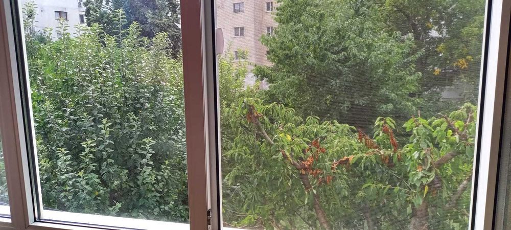 Proprietar vinde apartament cu 2 camere decomandate, etaj 1 din 4, str Banca Natională, BC, 51 mp, an 1974