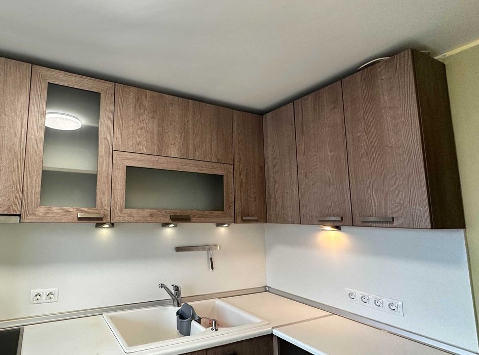 Кухненски шкафове - горни и един долен с чекмеджета