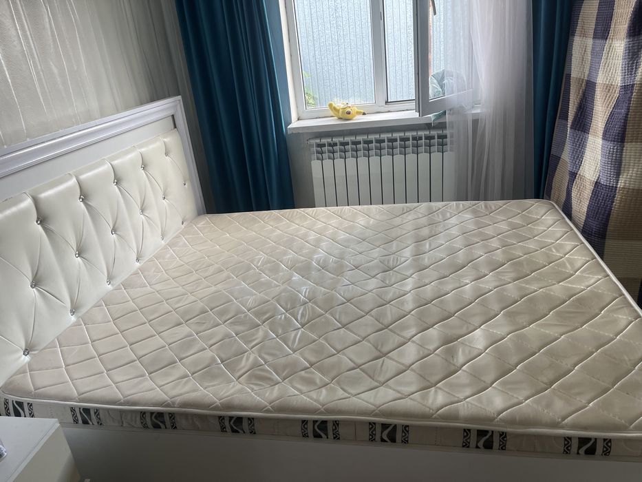 Срочно продам двухспальную кровать с уступкой