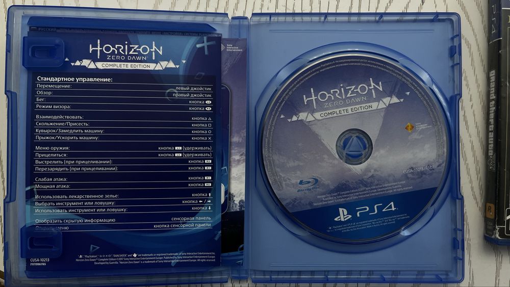 Продаеться Play Station 4 есть два геймпада и 9 игр