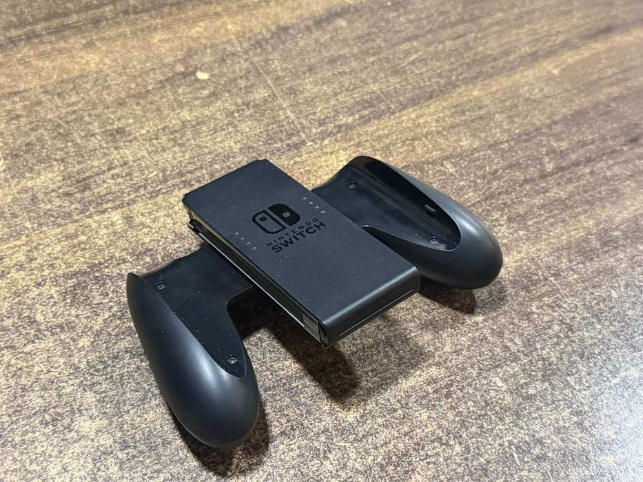 Конзола Nintendo Switch + игри и компоненти