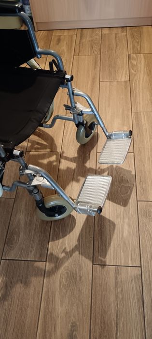 Vand scaun cu rotile