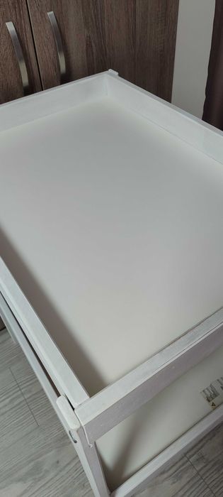 Маса за повиване, повивалник