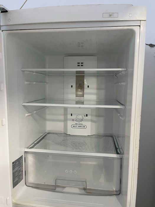 Холодильник LG, в рабочем состоянии.
