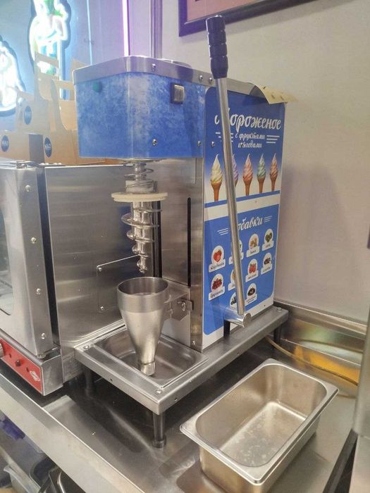 Muzqaymoq mikseri, морожно ва меваларни аралаштириб беради.