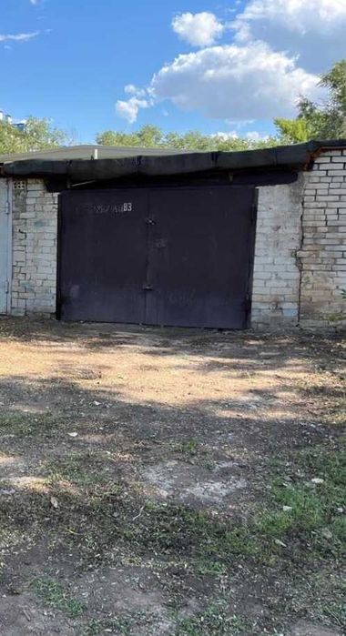 Гараж кирпичный. Перекрытие - армированный бетон. Район ост. "Урал"